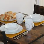 Oliver Wests Beautiful 1 Bedroom Retreat Apartament
