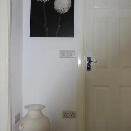 Oliver Wests Beautiful 1 Bedroom Retreat Apartment *