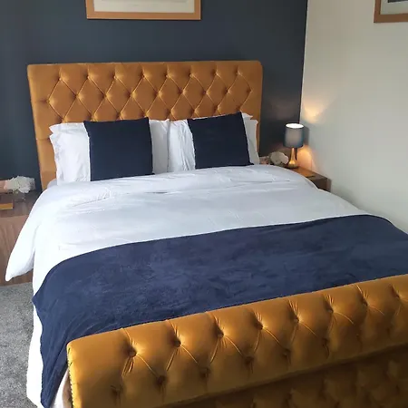 Oliver Wests Beautiful 1 Bedroom Retreat Apartament