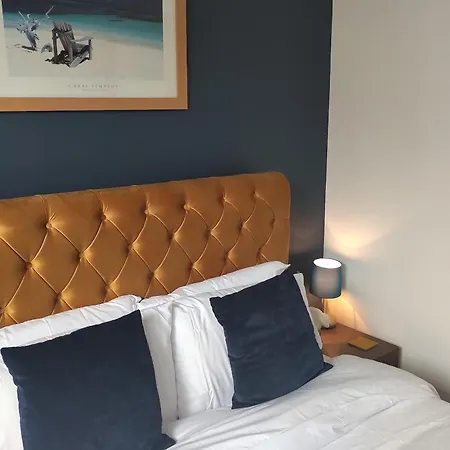 Oliver Wests Beautiful 1 Bedroom Retreat דירה