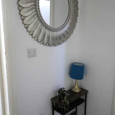 Oliver Wests Beautiful 1 Bedroom Retreat דירה *