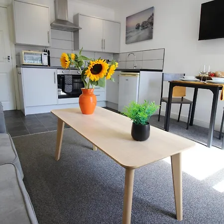 Oliver Wests Beautiful 1 Bedroom Retreat דירה