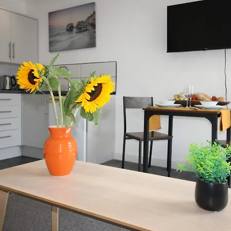 Oliver Wests Beautiful 1 Bedroom Retreat דירה