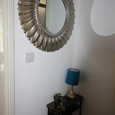 Oliver Wests Beautiful 1 Bedroom Retreat Apartament